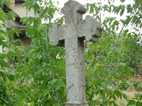 Гробът на митрополит Иларион Пенчев в двора на селската църква