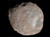 Фобос е по-големият и на по-близка орбита спътник на Марс.