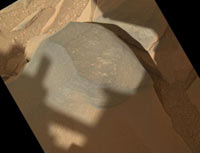 Марсоходът Curiosity с помощта на камерата MAHLI разгледа от разстояние