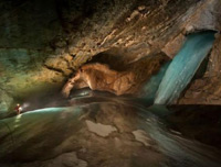 В Скалистите планини в Канада са открили нова пещера. Пещерняците