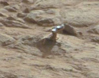 Марсоходът Curiosity отново изненада учените. На едно от изображенията, получени